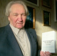 Vytauto Žeimanto nuotraukoje: dr.Jonas Vėlyvis su nauja knyga
